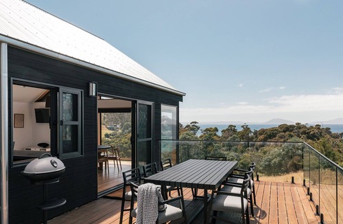 Rocky Hills Cabin | Rocky Ridge - modern lodge capturing sweeping views over Great Oyster Bay