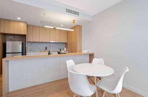 Kangaroo Point Apartment | RooCrest | New 2BR Apt w/Free Parking & Netflix