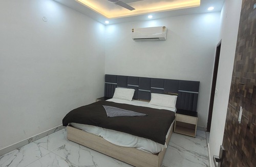 South West Hotel | Roomshala Hotel Scorpio