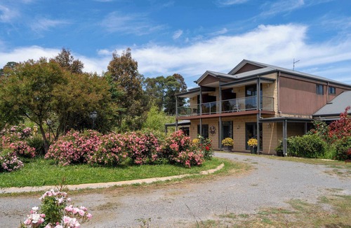 Labertouche House | Rustic Winery Villa | 5BR Stay with Scenic Views