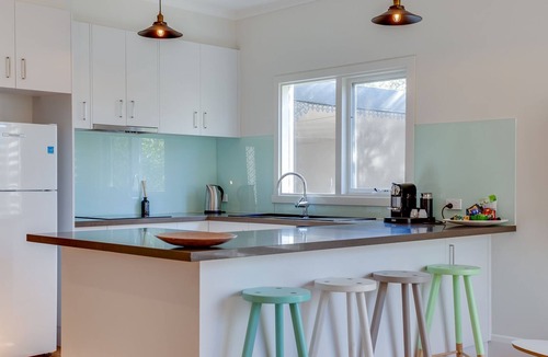 Rye House | RYE Classic- 4bed, perfect location-up to 13 guests, foxtel- BONUS* NIGHTS OFFER