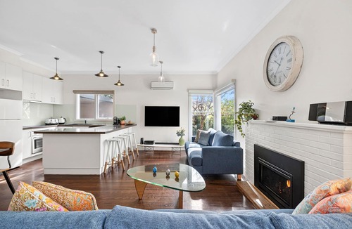 Rye House | RYE Classic- 4bed, perfect location-up to 13 guests, foxtel- BONUS* NIGHTS OFFER