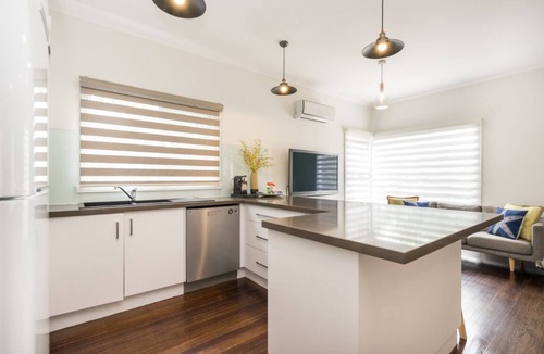 Rye House | RYE Classic- 4bed, perfect location-up to 13 guests, foxtel- BONUS* NIGHTS OFFER