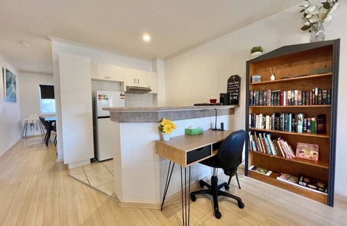 North Adelaide Condo | Safe & secure 2 bedroom apartment on Melbourne St, North Adelaide in exclusive gated complex. Near CBD, Adel Oval, Wine Centre, The Memorial and WCH Hospitals. Free car parking spot. Linen hire and air-conditioning included!