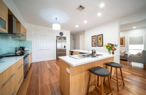 Largs North House | Sailors’ Retreat—Family Pool Oasis by Largs Beach