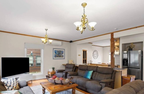 Silverleaves House | Sandy Bay Getaway w Spa 4 Bdr