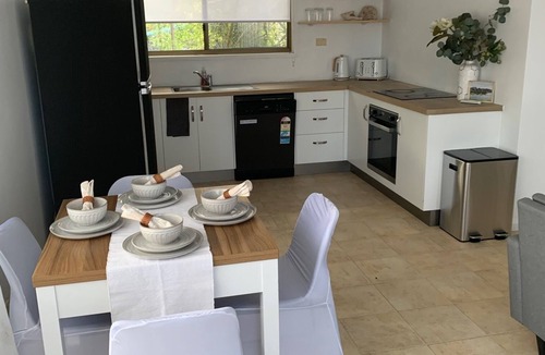 Saunders Beach House | SAUNDERS BEACH, TOWNSVILLE SEASIDE SUBURB 150 M TO THE BEACH