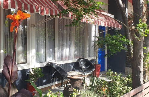 Semaphore House | "Sea Retro Getaway" 2 mins walk to the beach. private outdoor area. Outdoor pool