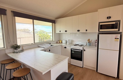 North Beach House | SEA SUNSETS - a stones throw from the beach 3/4 bedroom home sleeping 10 people