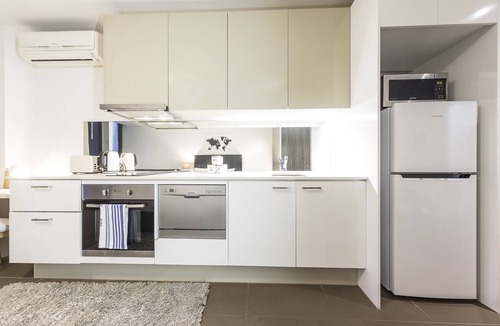 Melbourne Central Business District Apartment | SeaView/2Baths/Balcony/1 Min To Southern Cross Station/FREE(Pool/Sauna/GYM/Tram)