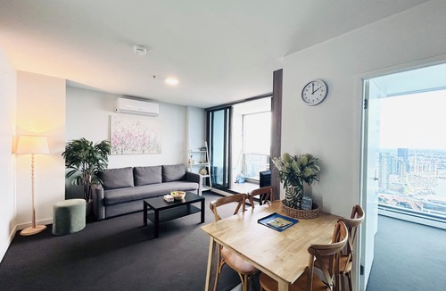 Melbourne Central Business District Apartment | SeaView/2Baths/Balcony/1 Min To Southern Cross Station/FREE(Pool/Sauna/GYM/Tram)