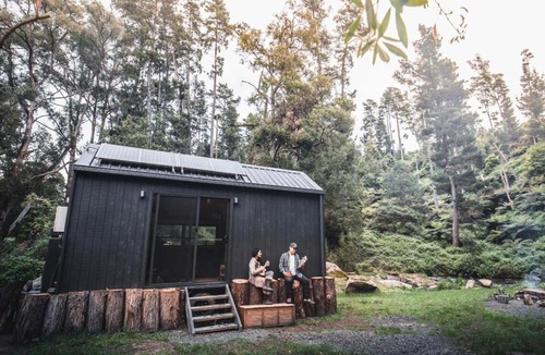 Hiawatha House | Secluded Off-Grid Cabin Tucked into the Bush - Anant