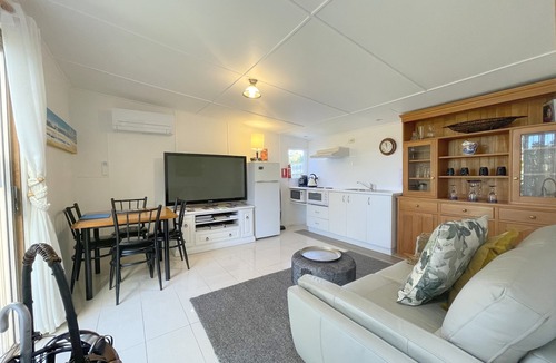 Inverloch Apartment | Separate & Self contained apartment in beautiful tropical garden close to beach.