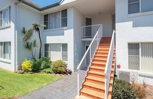 Korora Apartment | Shearwater is a spacious 3-bedroom townhouse located just an easy 280m stroll from the beach