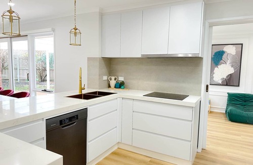 Pakenham House | Shine Adam Court - Prestige Retreat in Pakenham