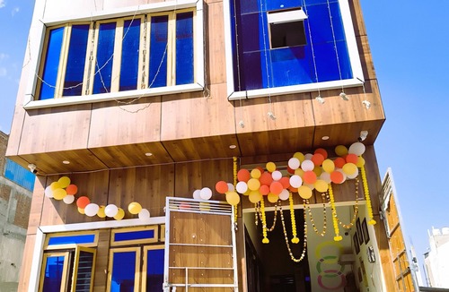 Vrindavan House | Shree Pria Ju Dham Room near Maa Vaishnav Devi Statue Stay in Vrindavan