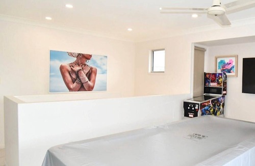Woodgate House | 'Simplicity' Beach Side Town House 3