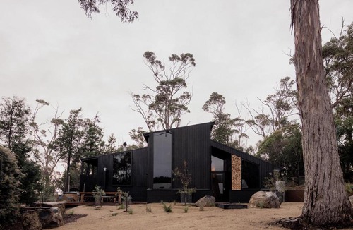 Spring Beach House | 'Sisters' - Cliff top cabin with hot tub