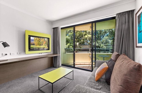 Parramatta Apartment | Sleek 1-Bed by Jubilee Park with Pool