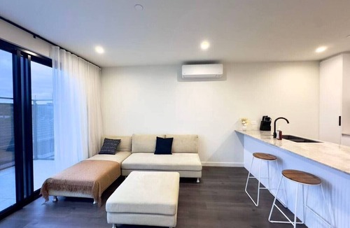Clayton Apartment | Sleek 2BR 2BA Clayton Stay at the Manor House