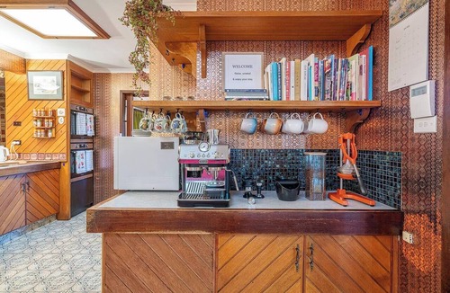 Margate House | Southern Edge Retreat Vintage Charm by the Bay