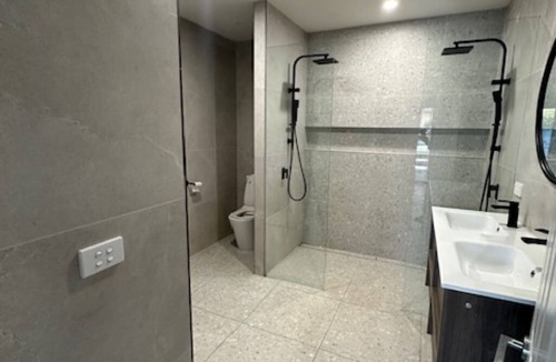 Donald House | Spacious 3 Bedroom, 2 Bathroom, Secure Parking and Pet friendly house.