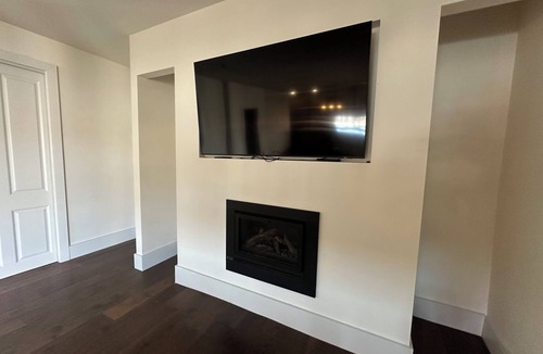 Donald House | Spacious 3 Bedroom, 2 Bathroom, Secure Parking and Pet friendly house.