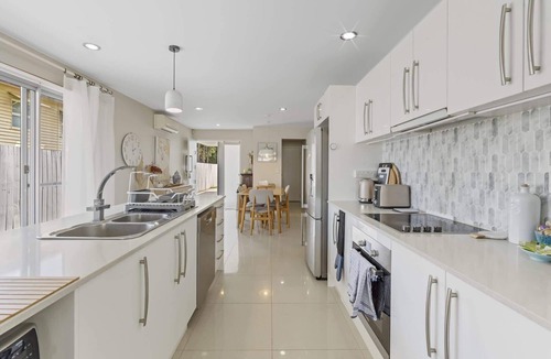 Northgate House | Spacious 4-Bed House with Secure Parking