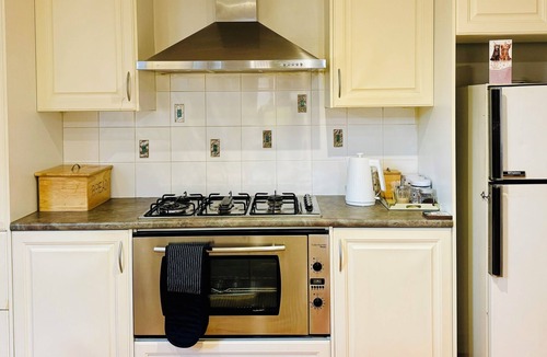 Craigieburn House | Spacious 4-bedroom house with WiFi and AC in tranquil Craigieburn.