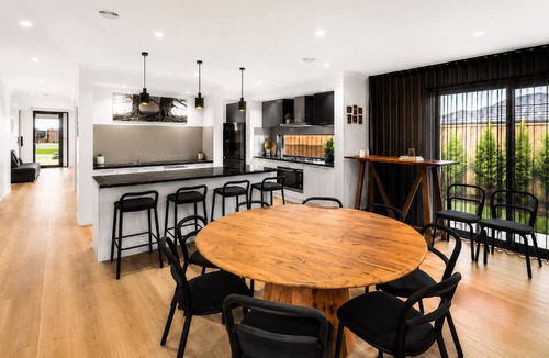Manor Lakes Apartment | Spacious 4-Bedroom Family Home in Manor Lakes