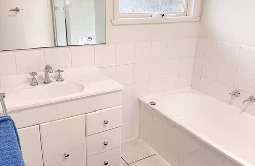 Warrnambool House | Spacious 4Bed Room Retreat | BBQ, EV Charger, WiFi