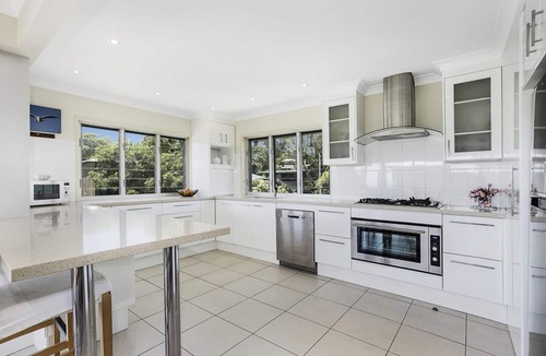 Point Lookout Apartment | Spacious and comfortable 3 bedroom upstairs unit very close to beaches.