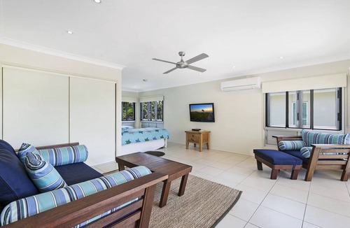 Point Lookout Apartment | Spacious and comfortable 3 bedroom upstairs unit very close to beaches.