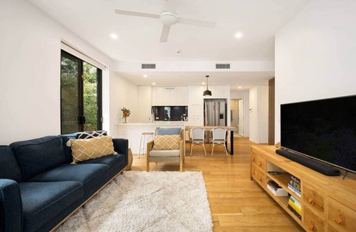 Bulimba Apartment | Spacious Bulimba Apt, 2 Bed, Pool, Prime Location