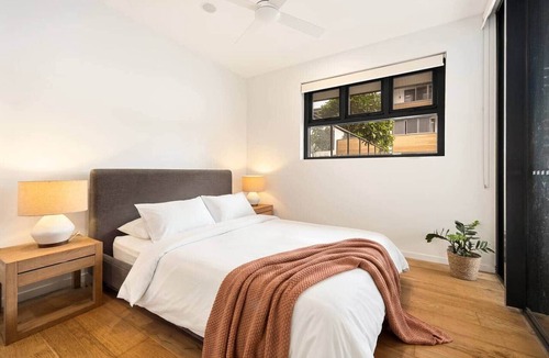 Bulimba Apartment | Spacious Bulimba Apt, 2 Bed, Pool, Prime Location