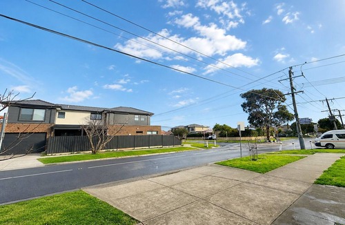 Glenroy House | Spacious Glenroy Apt 2BR Wi-Fi and Parking