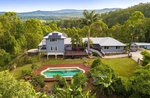 Hunchy House | Spacious Hinterland Property Gatherings near Montville sleeps 28