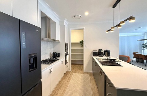 Menangle Park House | Spacious Luxury Home of 8 bedroom in Menangle Park