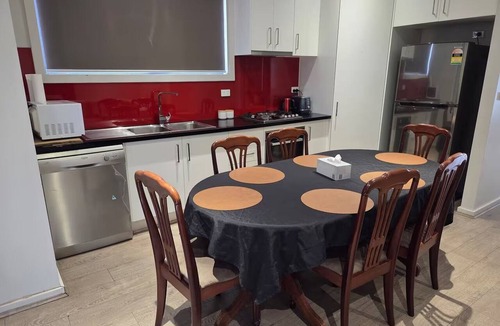 Altona Meadows House | Spacious n comfortable modern family home near Train Station with free wifi