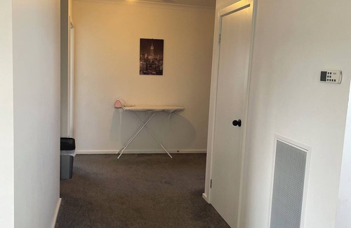 Werribee House | Spacious Private 4BR Upper Floor Sleeps 8 Spa Free Parking.Free Wifi.Netflix