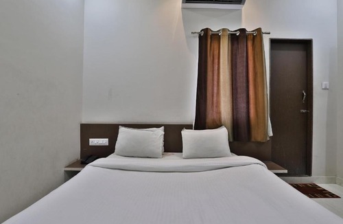 Dwarka Hotel | SPOT ON 39522 Hotel Shree Dhara