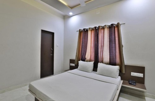 Dwarka Hotel | SPOT ON 39522 Hotel Shree Dhara