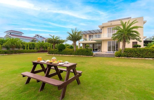 Gurugram Villa | StayVista's Blanc Belle - Sohna - 6BHK Villa with Jacuzzi & Private Pool