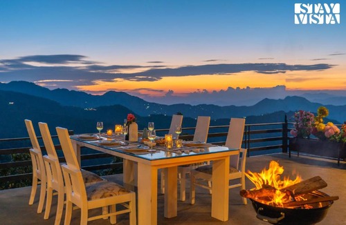 Tehri Range Villa | StayVista's Chalet Rushli - Kanatal - 7BHK with Mountain View & Bar