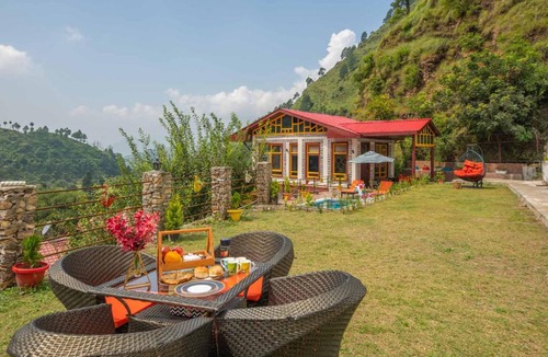 Suni Villa | StayVista's Spirits Unplugged - 4BHK Mountain-View Villa with Bathtub & Pet Friendly