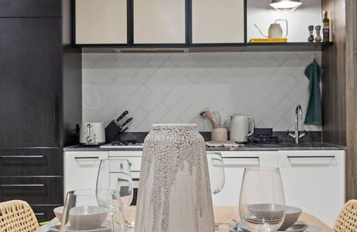 Abbotsford Apartment | Steps to the River, Minutes to the City