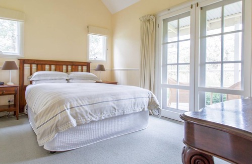 Red Hill South Hotel | Stringybark Cottage B&B