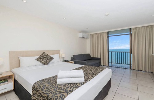 North Ward House | Studio 908 - Panoramic Oceanviews On The Strand