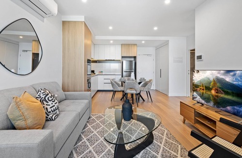 Alphington Apartment | Stunning 1-Bed with City Views and Amenities