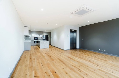 Pascoe Vale Apartment | Stunning 3Br new penthouse 15 minute drive to Tullamarine Airport 8km from CBD